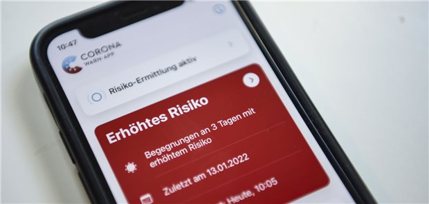 Amtsärzte: Ende der Warnfunktion bei Corona-App gerechtfertigt Auf einem Smartphone zeigt die geöffnete Corona-Warn-App ein erhöhtes Risiko an. Nur noch bis einschließlich Sonntag können über die App „Risikobegegnungen“ gemeldet werden.
