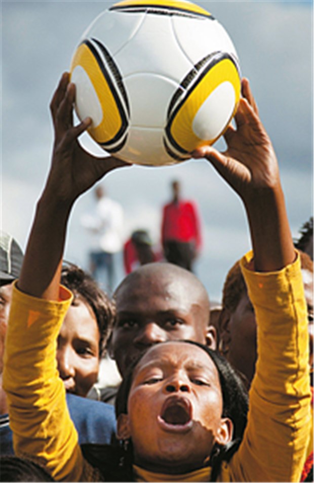 Jabulani - ein unberechenbares Flugobjekt? Auf einen Sieg mit dem neu entwickelten Ball "Jabulani" hoffen alle 32 Teams, die bei der Fußball-WM in wenigen Tagen antreten.