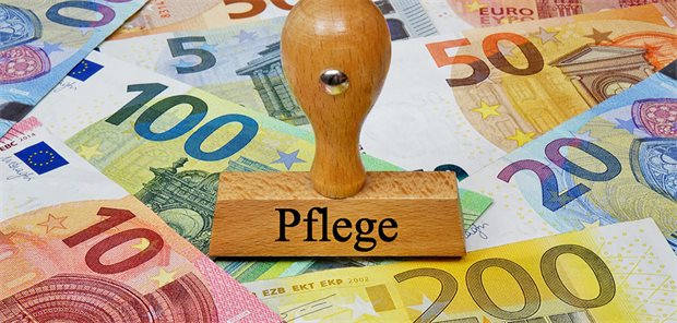 Das Foto zeigt Euro Geldscheine, die einem Stempel mit der Aufschrift Pflege als Stempelkissen dienen...