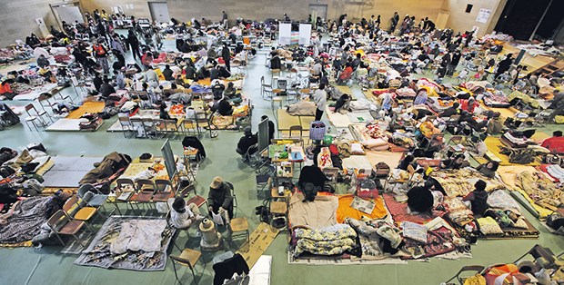 Krise in Nippon hält japanische Gemeinde in Düsseldorf in Atem Auf engstem Raum drängen sich die Erdbeben-Opfer in dieser Notunterkunft in Rikuzentakata in der nordöstlichen japanischen Präfektur Iwate. Es herrscht frostige Kälte. Es mangelt an Elektrizität, Wasser und Lebensmitteln.