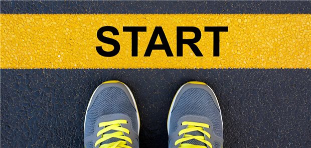 Vor einer Startlinie stehen zwei Schuhe.