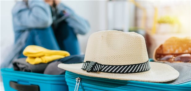 Auf gepackten Koffern sitzen – und dann die Quarantäne! Aber zusätzliche Urlaubstage gibt es dann nicht, selbst wenn eine Krankenschwester auf Station Kontakt zu einem corona-infizierten Patienten hatte. Das meint zumindest das Landesarbeitsgericht Rheinland-Pfalz. Nun sind die Bundesrichter am Zug. 