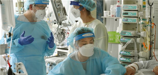 4474 COVID-19-Patienten: Intensivmediziner drängt auf Lockdown Auf vielen Intensivstationen in Deutschland herrscht zurzeit reger Betrieb.
