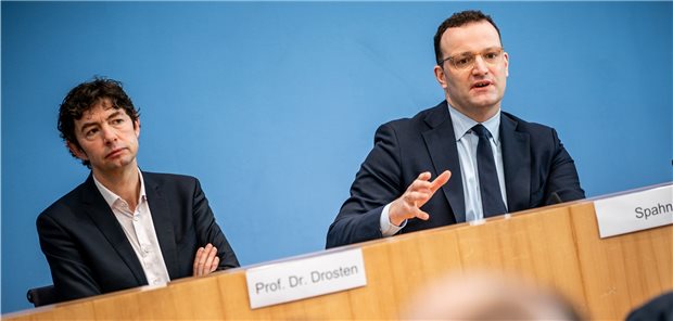 Corona: Wer Politiker berät, ist oft unklar Auf wen hören Politiker in der Corona-Pandemie? Eine Untersuchung hat die Zusammensetzung von Beratergremien beleuchtet. Oft im Fokus ist dabei der Einfluss des Virologen Christian Drosten (links), hier mit Gesundheitsminister Jens Spahn.
