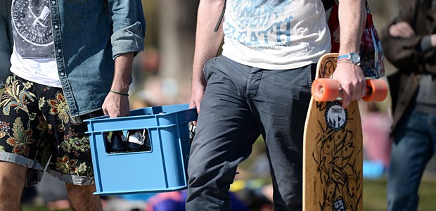 Komasaufen bleibt beliebt Auf zum Feiern: Zwei Jugendliche tragen einen Bierkasten. 26.000 von ihnen landen jährlich nach Rauschtrinken in der Klinik.