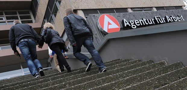 Hartz-IV und eine kranke Psyche Auf zum Jobcenter: Wer ALG 2 bezieht, hat offenbar ein höheres Risiko für psychische Erkrankungen.