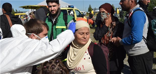 Aufenthaltsstatus ungeklärt: Menschen ohne gültige Papiere haben in Deutschland einen Anspruch auf medizinische Versorgung - wenden sie sich an die entsprechenden Behörden droht ihnen jedoch die Abschiebung.