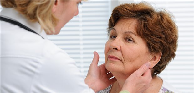 Untersuchung am Hals. Auffällige Lymphknoten: Ist es ein Lymphom?