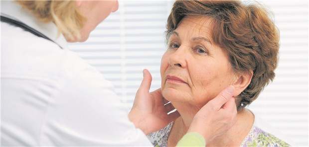 Auffällige Lymphknoten im Halsbereich? Das kann auch Hinweise auf ein Lymphom sein. (Symbolbild mit Fotomodellen)