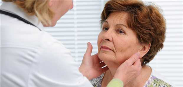 Auffällige Lymphknoten im Halsbereich – ist es ein Lymphom? Zur Versorgung beim follikulären Lymphom gibt es jetzt eine neue Leitlinie (Symbolbild mit Fotomodellen).