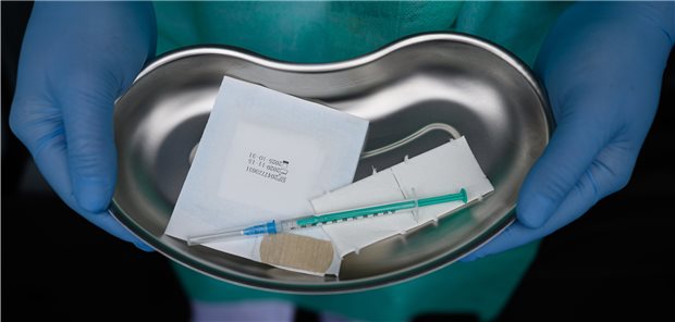 BioNTech/Pfizer wollen Zulassung für dritte Corona-Impfdosis beantragen Nierenschale mit Impfbesteck.