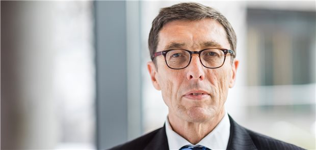 Corona-Impfung: BSG-Präsident für gesetzliche Priorisierung Aufgabe des Gesetzgebers ist es, grundlegende Dinge zu regeln. Details dagegen seien oft besser in einer Verordnung aufgehoben, sagt der Präsident des Bundessozialgerichts (BSG), Rainer Schlegel.