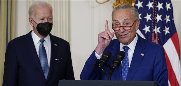 US-Präsident Biden deckelt Medikamentenpreise für sozial Schwächere Aufgemerkt: Mit dem Inflation Reduction Act legen sich die US-Demokraten wie Präsident Joseph Biden (Links) und der Mehrheitsführer im Senat, Chuck Schumer, mit der Pharmaindustrie an.