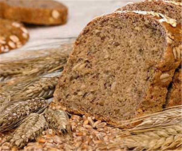 Diabetiker brauchen eine ballaststoffreiche Kost Aufgeschnittenes Mehrkornbrot, dekoriert mit Weizenkörnern und Getreideähren: Eine Studie bestätigte die Annahme, dass unlösliche Balaststoffe aus Getreide einen wertvollen Beitrag zur Diabetes-Prävention leisten können.