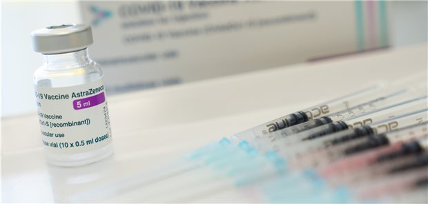 AstraZeneca räumt leicht geringere Wirksamkeit von Corona-Vakzine ein Aufgezogene Spritzen mit ChAdOx1-S in einer Hausarztpraxis in Bayern: In einer Phase-III-Studie in Amerika erreichte die Vakzine eine relative Risikoreduktion von 76 Prozent.
