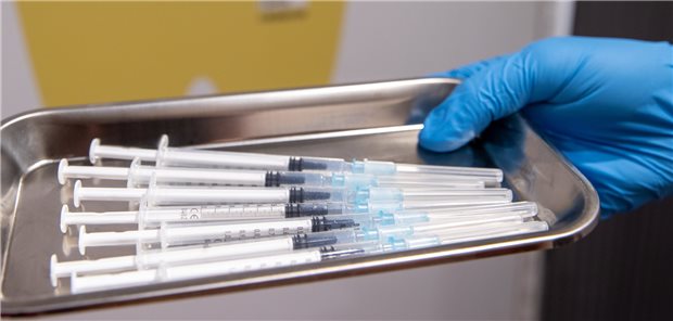 Drei Viertel der Geimpften befürworten Corona-Booster Aufgezogene Spritzen mit Impfstoff gegen COVID-19