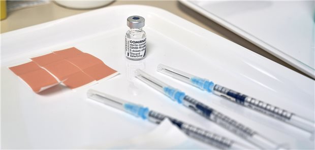 Aufgezogener Impfstoff gegen SARS-CoV-2 (Archivbild): Die Kassenärztinnen und -ärzte haben einen unnötig hohen Dokumentationsaufwand, klagt die KBV-Spitze.
