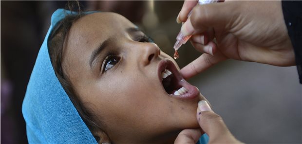 Pakistan startet Polio-Impfung für 30 Millionen Kinder Aufgrund der COVID-19-Pandemie mussten 2020 die Polio-Impfungen in Pakistan unterbrochen werden. Um die Impflücken zu schließen, hat das Land nun eine Großkampagne aufgelegt. (Archivfoto)