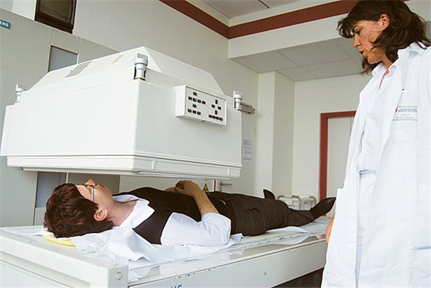 Schilddrüse: Hoher Info-Bedarf bei Patienten Aufgrund von Auffälligkeiten im Sonogramm wird bei der Patientin zur weiteren Abklärung auch noch eine Szintigrafie der Schilddrüse gemacht. © (2) Pete Smith