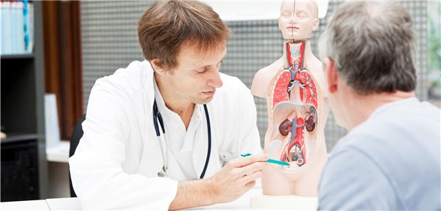 Aufklärung beim Urologen. Geht es um eine Zystoskopie, so bringt hier der neue EBM den Fachärzten eine Aufwertung, vor allem bei Männern.