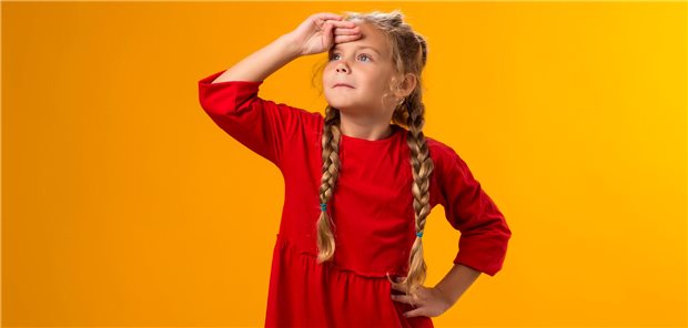 Kind schaut in Ferne