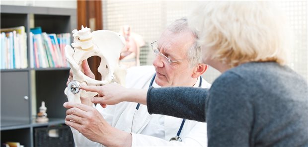 Aufklärungsgespräch bei anstehender Hüft-Op: Eine totale Hüftarthroplastik kann sich offenbar positiv auf die Sexualfunktion auswirken (Symbolbild).
