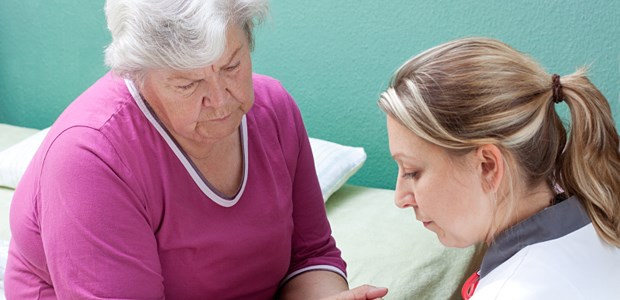 Pflege in Zeitnot Aufklärungsgespräche mit einer Patientin: Dafür fehlt vielen Pflegern in der Klinik inzwischen die Zeit. Das hat eine Studie in Großbritannien jetzt bestätigt.