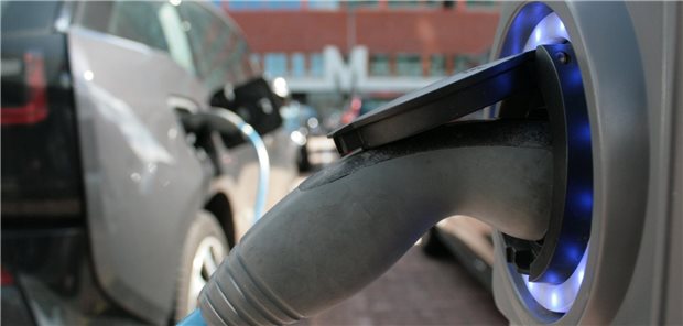 Aufladen bitte! We sich 2025 ein E-Auto für die Praxis angeschafft hat, kann auf einen Schlag 75 Prozent des Anschaffungspreises steuerlich abschreiben. 