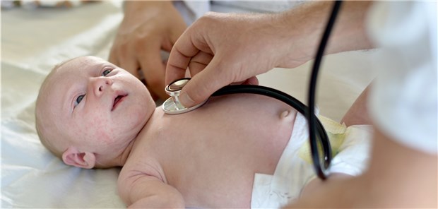 Aufmerksam bei der Auskultation: Gibt es Herzgeräusche, die auf einen Klappenfehler hinweisen könnten?