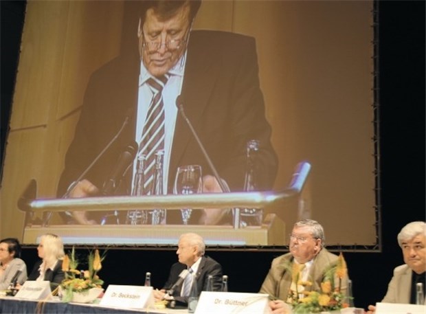 Ein Ministerpräsident auf dem Lernpfad Aufmerksam verfolgt Günther Beckstein (Mitte) die Rede des Vorsitzenden des bayerischen Hausärzteverbandes Dr. Wolfgang Hoppenthaller.