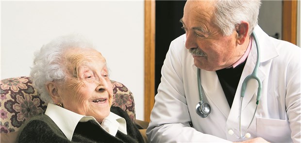 Heimarzt soll zur Regel werden – dank Kooperationspflicht Aufmerksam zuhören: Ein Hausarzt betreut eine Patientin im Pflegeheim. Die große Koalition setzt in ihrem Programm auf eine verpflichtende Kooperation, die KV soll vermitteln.