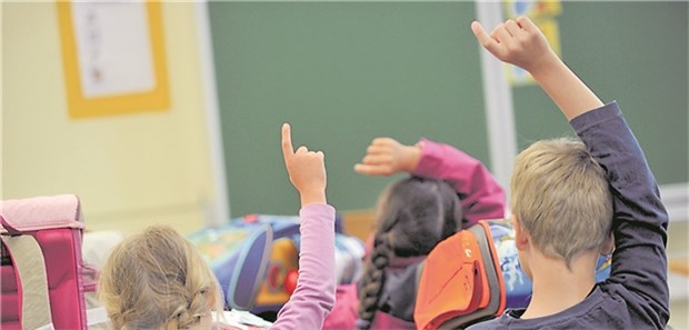Grundschullehrer dringend gesucht – Das könnten Lösungen sein Aufmerksame Grundschüler. Ihre Zahl wird in den nächsten Jahren steigen – und es bahnt sich ein dramatischer Lehrermangel an.