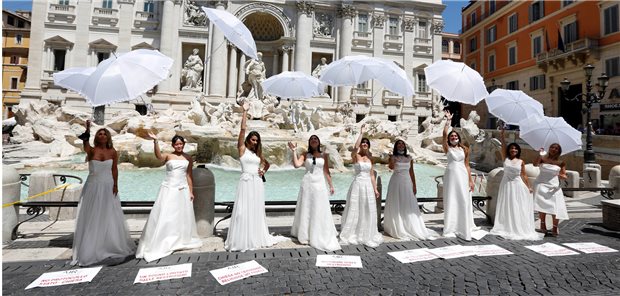 Corona vermiest den Hochzeitsspaß Aufmerksamkeit erregen: Frauen im Brautkleid in Rom vor schöner Kulisse.