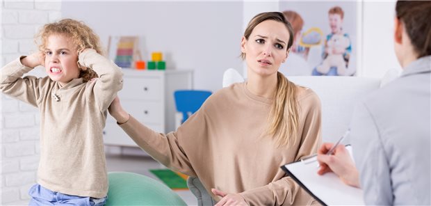 Aufmerksamkeits-Defizit-Hyperaktivitäts-Störung: Viele Eltern fühlen sich in Sachen ADHS nicht gut informiert, offenbart eine neue Studie. (Symbolbild mit Fotomodellen)