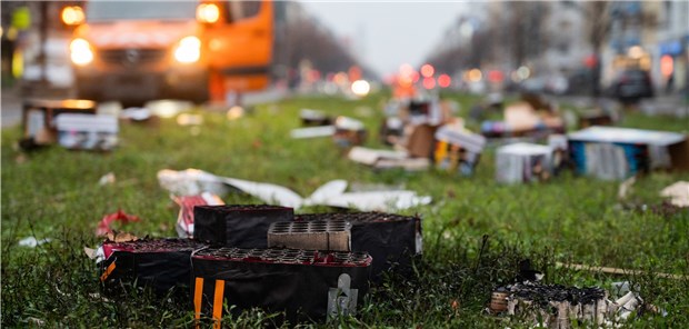 Hohe Feinstaubwerte auch nach Neujahr Aufräumarbeiten nach dem Silvester-Feuerwerk in Berlin: Auf einem Mittelstreifen liegt abgebranntes Feuerwerk. In vielen Großstädten lag mächtig Feinstaub in der Luft.