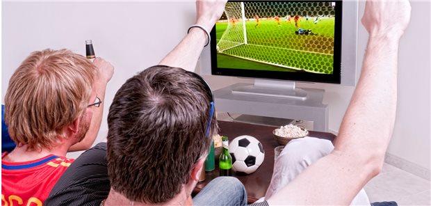 Aufregendes Fußballspiel: Durchaus ein Anlass, dass Mitfiebernde kollabieren. Ein solcher Zwischenfall erforderte von britischen Kardiologen detektivischen Spürsinn bei der Ursachensuche (Symbolbild mit Fotomodellen).