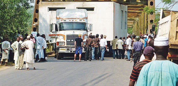 Brückenschlag nach Afrika Aufsehen erregender Transport: Ein in Magdeburg gefertigtes Containermodul auf dem Weg in die Stadt Yola in Nigeria. Dort angekommen, entsteht aus solchen Modulen eine Klinik.