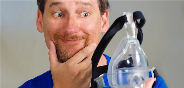 Aufsetzen, oder nicht? Bei CPAP ist vor allem auch die Therapietreue ein Problem. Eine telemedizinische Nachsorge kann sie deutlich erhöhen. (Symbolbild mit Fotomodell)