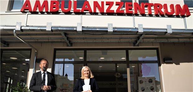 Klinikum St. Georg eröffnet neues Ambulanzzentrum Aufsichtsratschef Torsten Bonew und Geschäftsführerin Iris Minde vor dem neuen AMbulanzzentrum am Klinikum St. Georg in Leipzig.