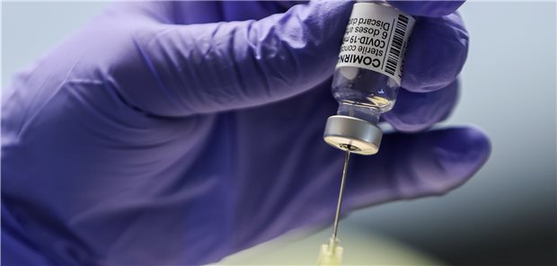 Aufziehen, was das Zeug hält: Die Nachfrage nach Auffrischungsimpfungen ist gewaltig gestiegen, die Praxen fahren die Impfungen jetzt kräftig hoch.