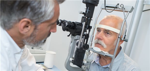 Augen-Check: Stimmt der Augeninnendruck? Bei erhöhtem Druck kommt für manche Patienten auch eine Laserbehandlung in Frage. (Symbolbild mit Fotomodellen)