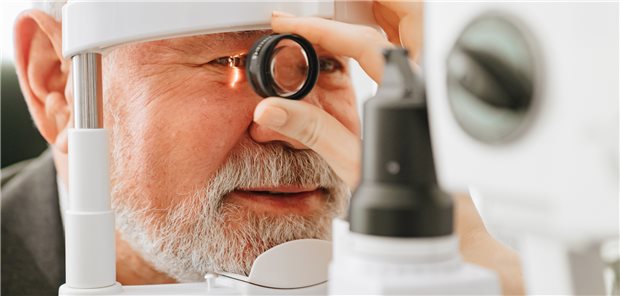 Augen-Untersuchung mit der Spaltlampe: In großen Studien wurde kein Zusammenhang zwischen der COVID-19-Impfung und Augenerkrankungen festgestellt. (Symbolbild)