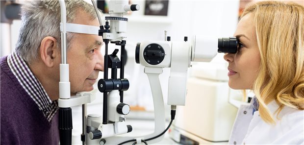 Augenärztin bei der Arbeit am Patienten