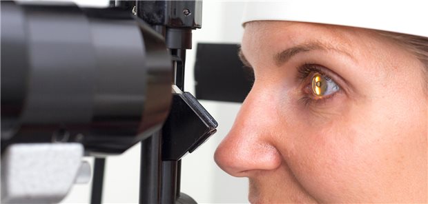 Augenuntersuchung: Bei Hornhautulcus braucht eine rein konservative Therapie meist mehr Geduld: Hornhautulcera bedürfen typischerweise täglicher Nachkontrollen, bis ein Ansprechen auf die Antibiotikatherapie zu bemerken ist.