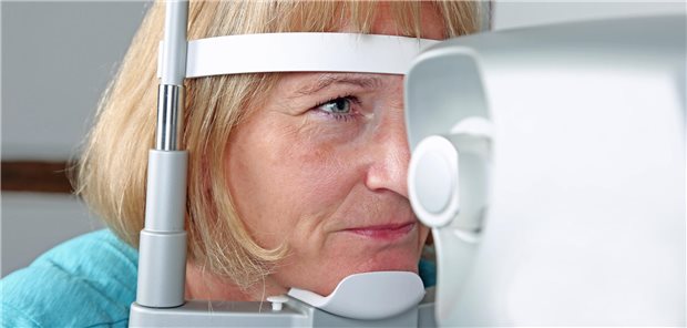 Augenuntersuchung: Kann die Entwicklung einer altersabhängigen Makuladegeneration verhindert werden? (Symbolbild mit Fotomodell)