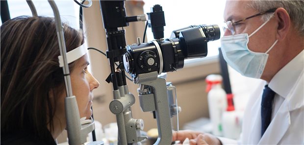 Augenuntersuchung: Um Augenärzten zusätzlich zur Musterberufsordnung Leitplanken zu geben, haben die Deutsche Ophthalmologische Gesellschaft (DOG) und der Berufsverband der Augenärzte (BVA) nun einen Ethik-Kodex für die ambulante wie stationäre ophthalmologische Versorgung aufgesetzt.