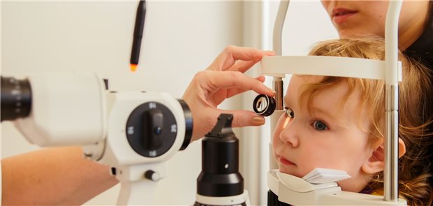 Augenuntersuchung bei einem Kind: Beim Nachwuchs von Müttern mit Schwangerschaftshypertonie sollte früh und regelmäßig nach Refraktionsanomalien gefahndet werden.
