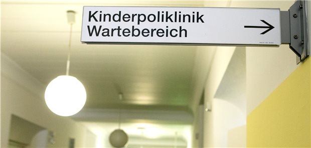 Risiko Lockdown – Warten bis zum Blinddarm-Durchbruch? Wartebereich Kinderklinik: Aus Angst vor Ansteckung mieden laut DAK viele Eltern im ersten Corona-Lockdown den Besuch beim Kinderarzt.