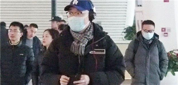 Coronavirus in China breitet sich weiter aus Aus Angst vor Ansteckung tragen am Flughafen von Wuhan derzeit viele Menschen Atemmasken.