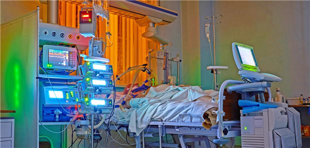 Aus Angst vor Fehlentscheidungen wird auf Intensivstationen häufig lieber mehr als zu wenig gemacht. Therapiebegrenzung ist hingegen häufig eher ein Tabuthema.